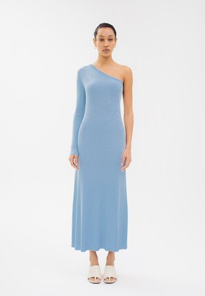 Asymetryczna sukienka na jedno ramię w jasnoniebieskim prążkowanym materiale, dopasowana sylwetka, długość do podłogi, z długim rękawem po jednej stronie.