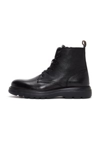 Bota de tobillo de cuero negra con acabado texturizado, puntera redonda, cierre de cordones en la parte delantera y suela de goma gruesa con tracción. Con tira en la parte posterior.