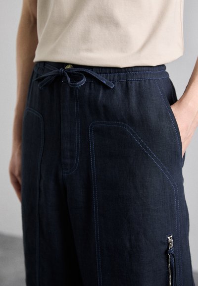 Dhruv Kapoor MODULAR PANTS - Reisitaskuhousut - navy