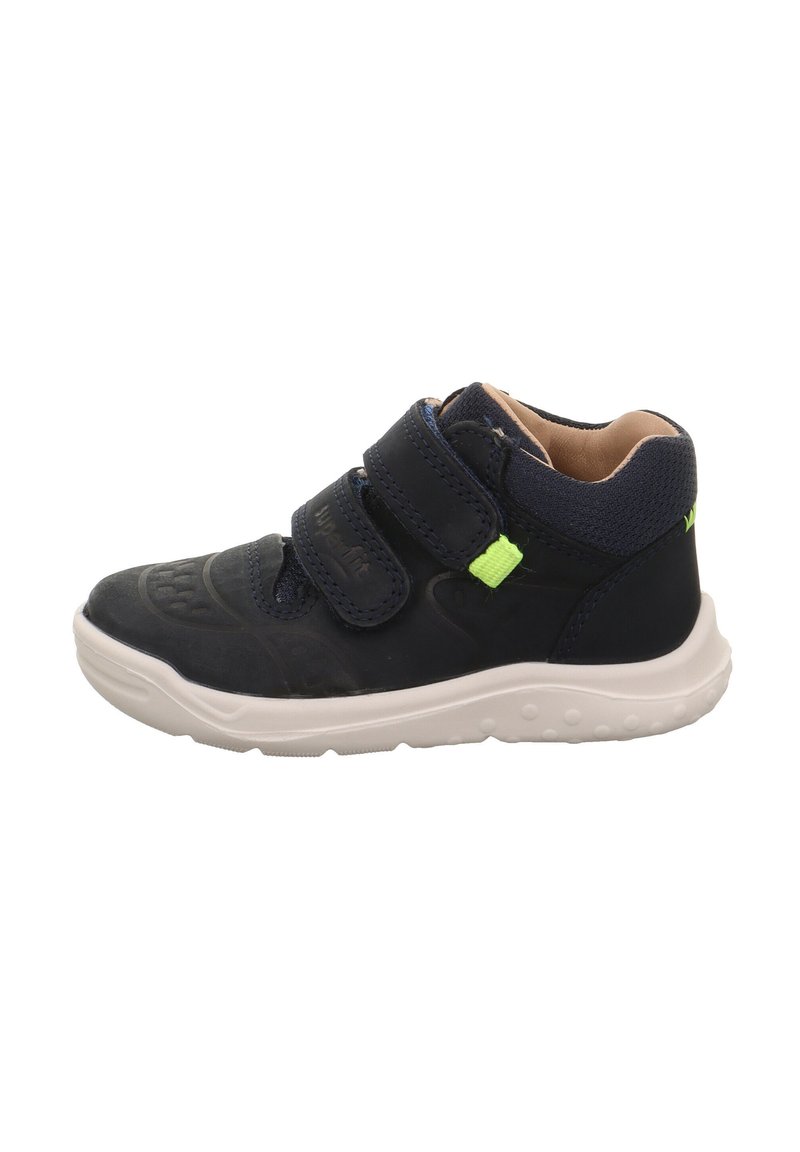 Marineblaue Kindersneaker mit zwei Klettverschlüssen, Gummisohle, strukturierten Akzenten und neongrünen Details an der Seite.