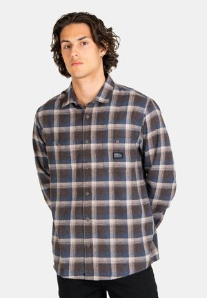Braun und blau kariertes Flanellshirt mit langen Ärmeln, Knopfleiste und Brusttasche mit Markenlabel. Weicher Stoff.