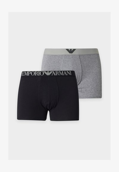Deux boxers pour hommes, un noir avec une ceinture "Emporio Armani", un gris avec une ceinture grise avec le logo Armani.