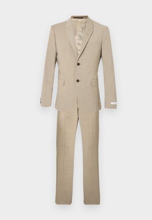 Bēša divdaļīga uzvalks ar divu pogu žaketu, atloku atloki, kabatas ar vāciņiem un atbilstošas taisnu kāju bikses.