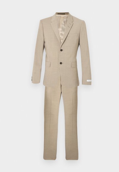 Μπεζ κοστούμι δύο τεμαχίων με σακάκι δύο κουμπιών, πέτο με εγκοπή, τσέπες με καπάκι και παντελόνι σε ίσια γραμμή που ταιριάζει.