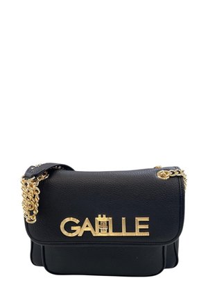 Borsa a tracolla in pelle nera con una catena dorata e un logo dorato sul fronte. Il design presenta una chiusura a patta e una forma strutturata.