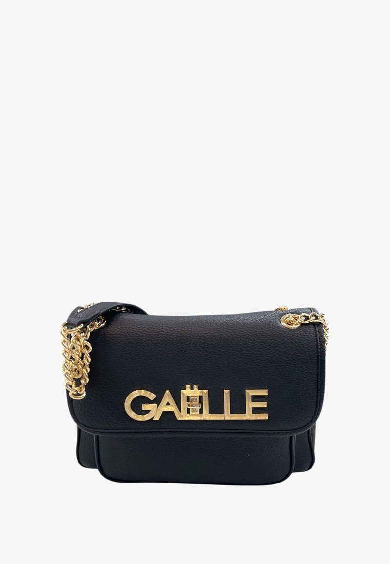 Borsa a tracolla in pelle nera con una catena dorata e un logo dorato sul fronte. Il design presenta una chiusura a patta e una forma strutturata.