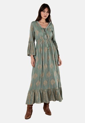 Langes, mintgrünes Kleid mit goldenen Blumenmustern. Es verfügt über einen V-Ausschnitt, einen Bindeband-Front und ausgestellte Ärmel. Rüschendetails am Saum sorgen für Textur.