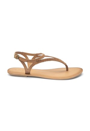 Beige platte sandaal met gevlochten T-band, teenstuk en verstelbare enkelgesp, van opzij gefotografeerd op een witte achtergrond.