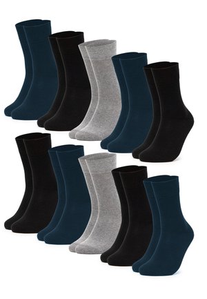 Sets von einfarbigen Socken in Schwarz, Marineblau und Grau, die auf einem weißen Hintergrund in zwei Reihen aufrecht stehen.