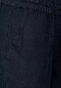 Granatowe szorty lniane z elastycznym pasem, bocznymi kieszeniami i teksturowanym wykończeniem. Gładki materiał o luźnym kroju.