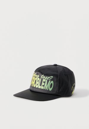 Casquette de baseball noire avec un texte vert et jaune sur le devant disant « Feeling lost ? NO PROBLEMO » et un petit graphique jaune sur le côté.