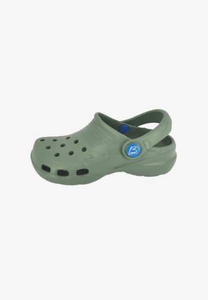 Sabot vert à talon ouvert avec des trous de ventilation, bride réglable avec un bouton bleu portant un logo blanc « B », semelle texturée pour une meilleure adhérence.