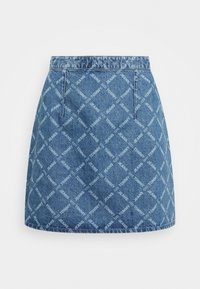 Denim rok met een volledig herhaald logo-patroon in lichtblauw, met een strakke pasvorm en twee voorzakken.