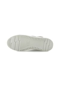 Witte rubberen zool met een gestructureerd loopvlakpatroon, in een vlakke vormgeving. Duidelijk merkiembleem in het midden. Minimalistische en functionele uitstraling.