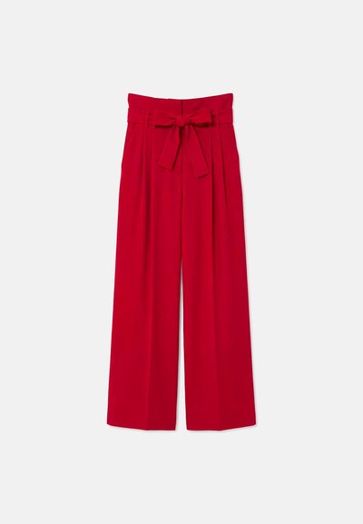 Pantalon rouge taille haute à jambes larges avec une ceinture en tissu nouée et des plis, présenté sur un fond blanc uni.