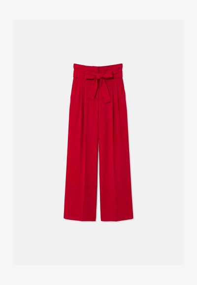 Pantalon rouge taille haute à jambes larges avec une ceinture en tissu nouée et des plis, présenté sur un fond blanc uni.