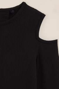 Top nero a coste con ritagli sulle spalle, scollo rotondo e maniche corte caratterizzato da una texture liscia. Design semplice e aderente.