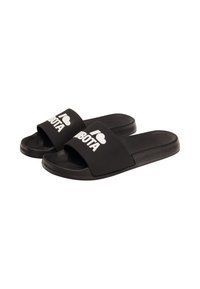 Czarne klapki wykonane z gumy, z szerokim paskiem z białym napisem "I ❤️ BOTA" i teksturowanym wnętrzem dla lepszego chwytu.