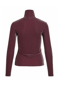 Maglione a collo alto color borgogna realizzato in tessuto lucido, con maniche lunghe e una silhouette aderente caratterizzata da una consistenza liscia e cuciture minime.