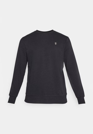 Czarna bluza z długim rękawem i okrągłym dekoltem, z prążkowanymi ściągaczami przy mankietach i u dołu, z małym białym logo podwójnego litera V na lewej piersi.