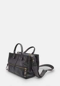 Borsa in pelle nera con due manici superiori, hardware dorato, due tasche anteriori con zip e dettagli in borchie lungo i lati. Tracolla rimovibile.