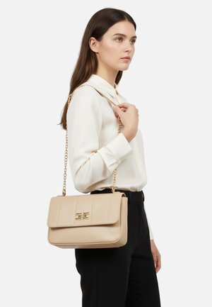 Borsa a tracolla in pelle beige con design trapuntato, tracolla a catena dorata e chiusura a patta con accento in metallo con logo.