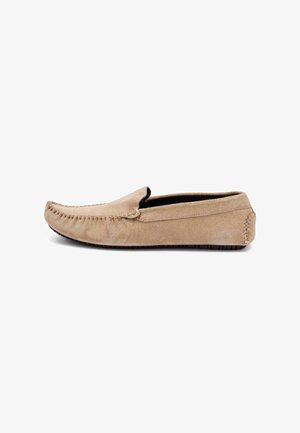 Beige suède instaploaier met mocassinnaaistijl, ronde neus en rubberen zool, ontworpen voor casual gebruik.