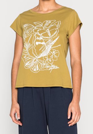 Oliwkowo zielony t-shirt z krótkim rękawem, z białym rysunkiem linii przedstawiającym motyle i rośliny, luźny krój, gładka bawełniana faktura i zaokrąglony dekolt.