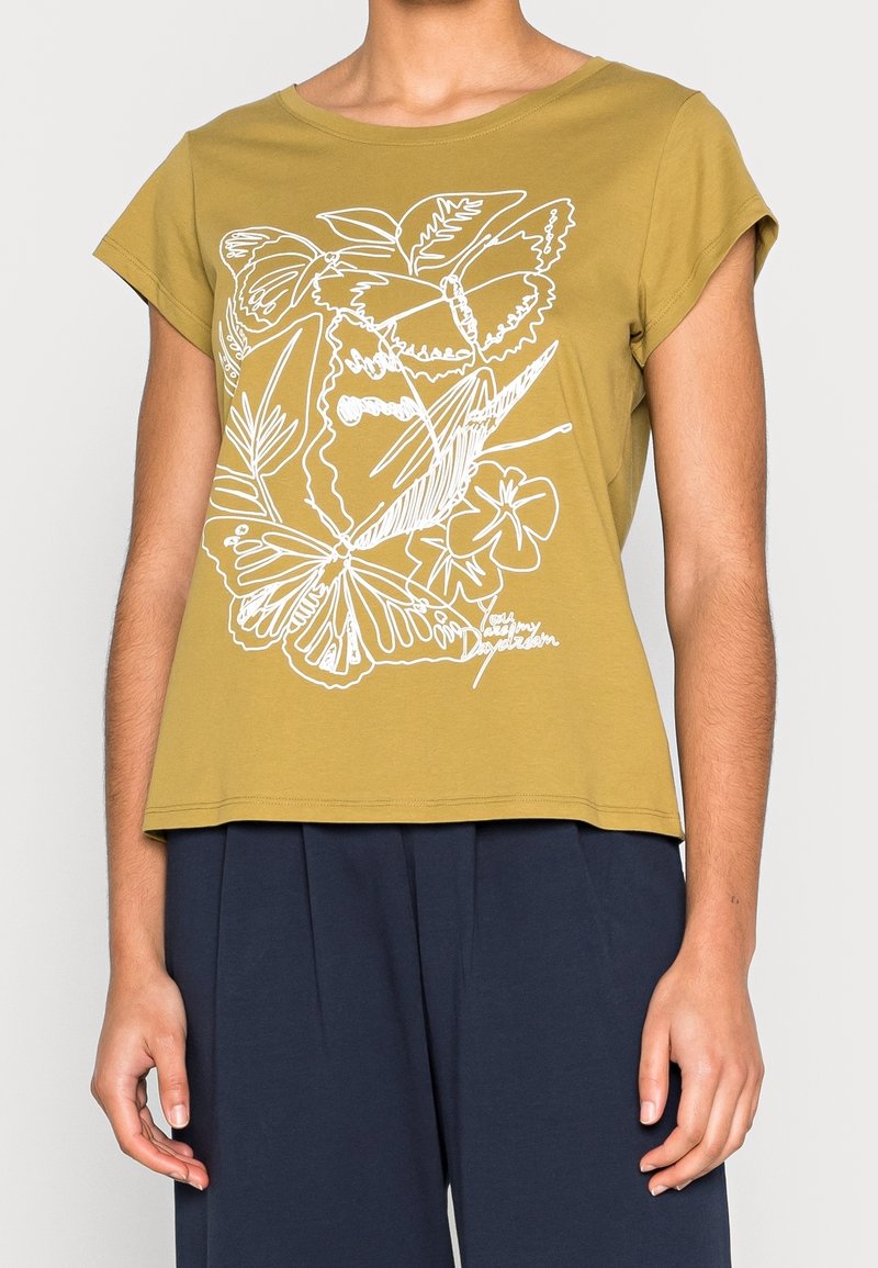 T-shirt vert olive à manches courtes présentant un dessin au trait blanc de papillons et de plantes, coupe ample, texture douce en coton, et encolure arrondie.
