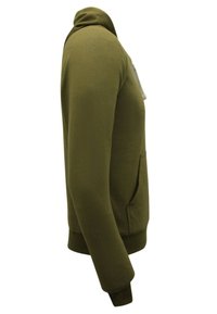 Olijfgroene sweatshirt met een voorzak, hoge kraag, aangesloten manchetten en een gladde, zachte textuur. Zijaanzicht toont een gestroomlijnd ontwerp.