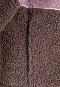 Karl Kani Flisinė striukė - rose taupe