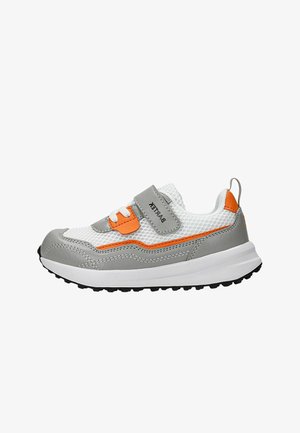 Baskets pour enfants grises et blanches en matériaux mesh et cuir, avec des accents orange, une lanière en Velcro et une semelle en caoutchouc noir texturé.