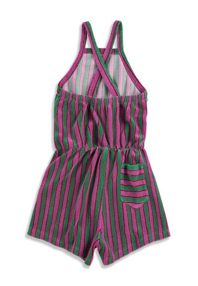 Combinaison sans manches pour enfant avec des rayures verticales roses et vertes, bretelles croisées dans le dos, taille élastique et une petite poche rayée sur le côté droit.