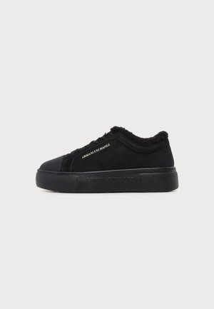 Μαύρο sneaker χαμηλού τύπου με παχιά σόλα, σχεδιασμό με κορδόνια, γούνινο γιακά και την επωνυμία "Armani Exchange" στο πλάι και στη σόλα.
