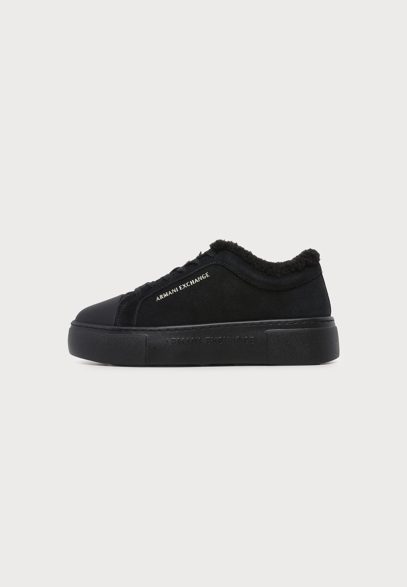 Μαύρο sneaker χαμηλού τύπου με παχιά σόλα, σχεδιασμό με κορδόνια, γούνινο γιακά και την επωνυμία "Armani Exchange" στο πλάι και στη σόλα.