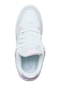 Adidași albi cu accente roz pastel. Au o limbă din plasă, un design cu șireturi și o tălpiță texturată cu un model grafic.