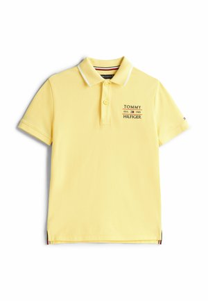 Polo shirt jaune en coton avec col, deux boutons, logo de marque brodé et accents blancs contrastants sur le col.