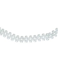 Collana di perle bianche con una serie di piccole perle rotonde e lucide disposte in un motivo alternato, infilate con un sottile filo trasparente.