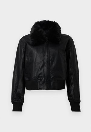 Schwarze Leder-Cropped-Jacke mit einem Kragen aus Kunstfell, gerippten Bündchen und Saum. Verfügt über einen Frontreißverschluss und seitliche Taschen.