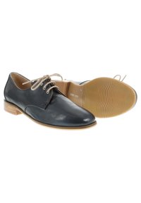Scarpe stringate in pelle blu navy con punta rotonda, lacci beige e suola in gomma marrone chiaro con un motivo testurizzato.