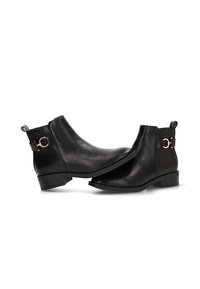 Botas de tobillo de cuero negro con puntera redonda, cremalleras laterales y acentos de hardware en tono dorado. Tacón bajo con textura suave.
