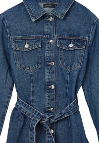 Abito di denim blu scuro con vita cintrata, chiusura a bottoni frontale, due tasche sul petto e colletto. Presenta cuciture in vista e bottoni argentati.