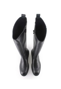 Botas de cuero negras hasta la rodilla con una textura suave, suelas planas, cremalleras laterales y tiradores en la parte superior para facilitar su uso.