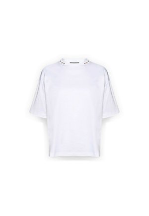 Biała, oversize'owa koszulka z krótkim rękawem o luźnym kroju, z ozdobnymi srebrnymi ćwiekami wokół okrągłego dekoltu.