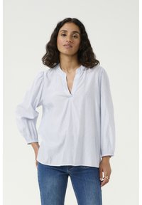Blusa azzurra chiara a maniche lunghe con scollatura a V e polsini arricciti. Le righe verticali e le sottili decorazioni aggiungono texture. Vestibilità casual e tessuto morbido.