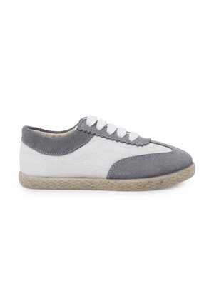 Scarpa grigia e bianca con tomaia in tela testurizzata, accenti in suede e suola in juta intrecciata. Presenta sei lacci bianchi e dettagli scallop.