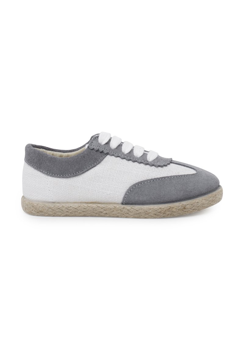 Scarpa grigia e bianca con tomaia in tela testurizzata, accenti in suede e suola in juta intrecciata. Presenta sei lacci bianchi e dettagli scallop.