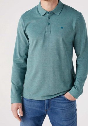 Lange mouw polo shirt in teal met een gestructureerde kraag, drie knoopsluitingen en een klein logoaccent. De stof heeft een getextureerd patroon.
