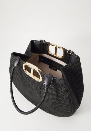 Sac à main noir tissé avec poignées tressées, fermoir rectangulaire doré et intérieur beige montrant une petite poche zippée étiquetée Twinset.
