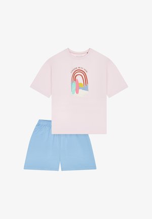 Helles rosa T-Shirt mit surfthematischem Motiv und blauer Shorts aus weichem Stoff; das T-Shirt hat kurze Ärmel und einen Rundhalsausschnitt.